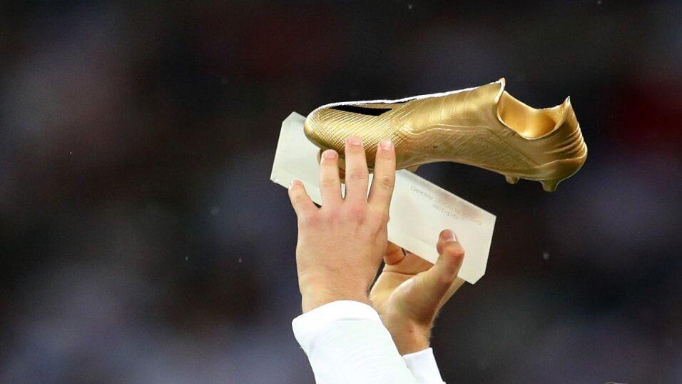 Harry Kane holds aloft Golden Boot